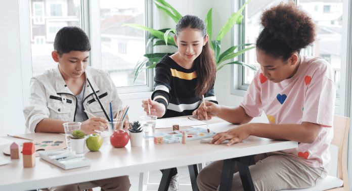 kids experiencing art class